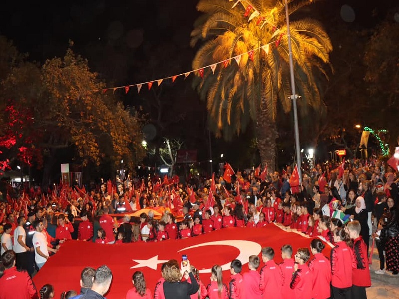 Cumhuriyetimizin Kuruluşunun 100. Yıl Etkinlikleri Kapsamında Fener Alayı Düzenlendi.